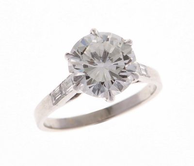 une image d'une bague en diamant sur fond blanc