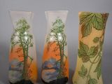trois vases posés l'un à côté de l'autre sur une table