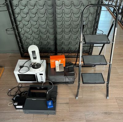 beaucoup d'appareils électroniques posés sur le sol