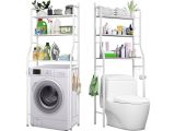 deux étagères au-dessus de toilettes et d'un lave-linge placés côte à côte