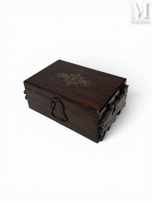 l'image d'une boîte en bois ornée d'un motif décoratif