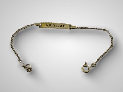 un bracelet en or sur lequel est gravé le mot « armadi »