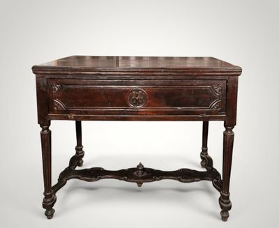 une vieille table en bois surmontée d'un tiroir