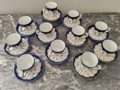 beaucoup de tasses et de soucoupes sur la table