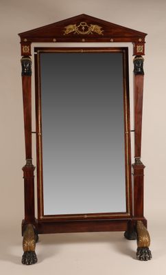 une image représentant un miroir avec un cadre en bois orné d'une tête de lion