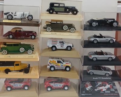 de nombreuses maquettes de voitures exposées dans une vitrine