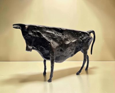 une statue de vache posée sur une table