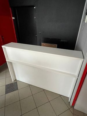 Comptoir en bois mélaminé blanc.