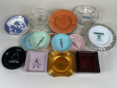 Important lot de 20 cendriers publicitaires en verre et céra… - Photo 1