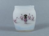 un vase en verre orné d'une image représentant une femme et des canards