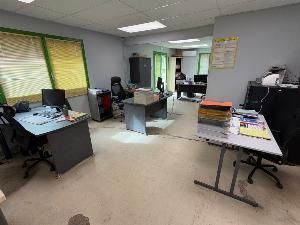 une salle où se trouvent de nombreux bureaux