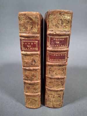 deux vieux livres posés l'un sur l'autre sur une table