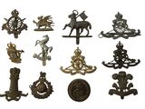 Plusieurs types d'insignes militaires sont représentés sur un fond blanc