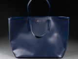 un sac fourre-tout bleu posé sur une table