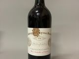 une bouteille de vin posée sur une table