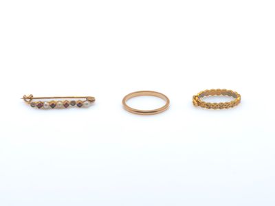 trois paires d'or et de grenats sur fond blanc
