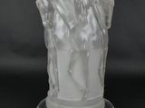 un vase en verre blanc orné d'un cheval et d'un cavalier