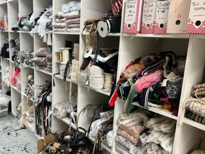 de nombreux types d'articles différents sur les rayons du magasin