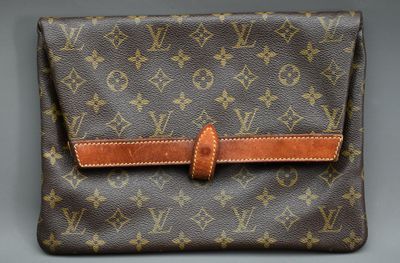 une pochette Louis Vuitton avec une bandoulière en cuir marron