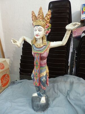 une statue représentant une femme debout sur une table