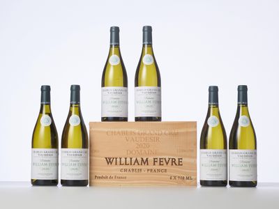 six bouteilles de vin blanc dans une caisse en bois sur fond blanc