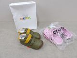 une paire de chaussures de bébé et un sac posés sur une table