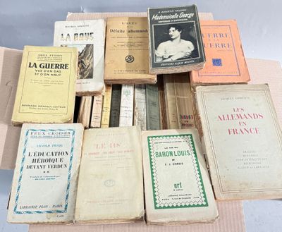 plusieurs livres sont empilés sur une table