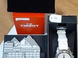 une boîte avec une montre à l'intérieur sur une table