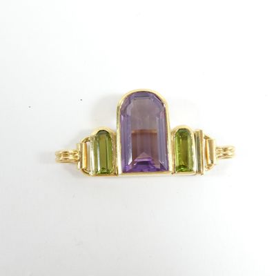 une image représentant une bague en or sertie d'un amethorate violet et vert