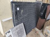 un tas d'ordures devant un immeuble, près d'un portail