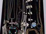 de nombreux colliers et bracelets de toutes sortes exposés dans une vitrine