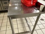 un sac rouge posé sur une table dans une cuisine