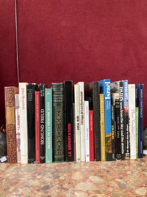 un grand nombre de livres posés sur une table