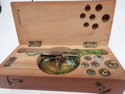 une petite boîte en bois contenant une machine à coudre