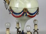 une lampe posée sur une table