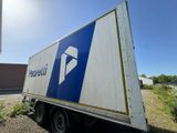 un camion garé sur le côté de la route