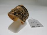 une image d'une bague en or sur une surface blanche avec une étiquette de prix