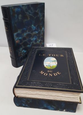 deux livres posés l'un à côté de l'autre sur une table blanche