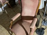 une chaise qui se trouve au milieu d'une pièce