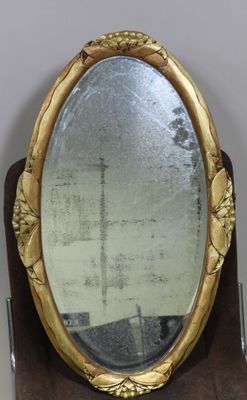 un miroir posé sur un support en bois