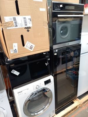 de nombreux appareils électroménagers empilés les uns sur les autres