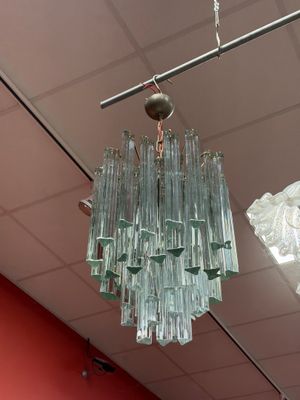 un lustre en verre suspendu au plafond d'un magasin