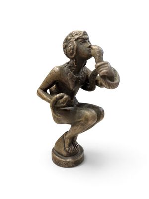 figurine en bronze représentant un homme tenant un ballon de football sur un socle