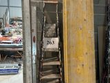 une pile de skis et de bâtons de ski dans un entrepôt