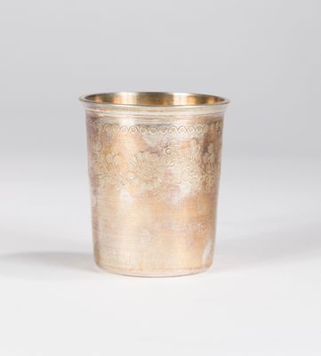 une tasse argentée avec une anse sur fond blanc