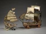 un ensemble composé d'une maquette en métal représentant un voilier et d'une maquette en bois représentant un voilier