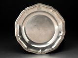 une assiette ancienne en argent sur fond noir, avec un fond noir