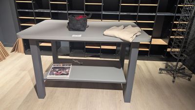 DEUX TABLES de travail à hauteur d'appui en stratifié sur pi…