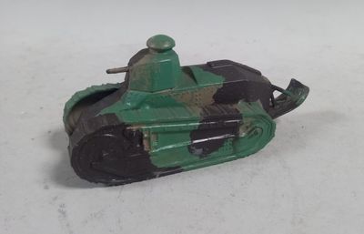un petit char d'assaut vert posé sur une surface blanche