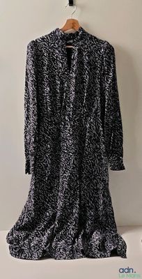 un manteau noir et blanc accroché au mur